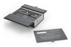 Parker® Parker Duofold Prestige Burgundy Chevron Centennial Vulpen -Winkel Voor Kantoorartikelen 1945418 Parker Duofold Prestige Burgundy Chevron Centennial Fountain Pen 3