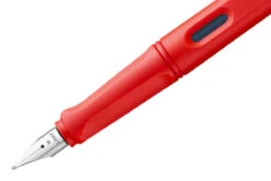LAMY Safari 2022 Strawberry Vulpen 5 LAMY Safari 2022 Strawberry Vulpen -Winkel Voor Kantoorartikelen LAMY Safari 2022 Strawberry Fountain Pen 3
