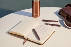 Parker® Parker IM Monochrome Burgundy Vulpen -Winkel Voor Kantoorartikelen Parker IM Monochrome Burgundy FP Sfeer 1