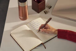 Parker® Parker IM Monochrome Burgundy Vulpen -Winkel Voor Kantoorartikelen Parker IM Monochrome Burgundy FP Sfeer 2