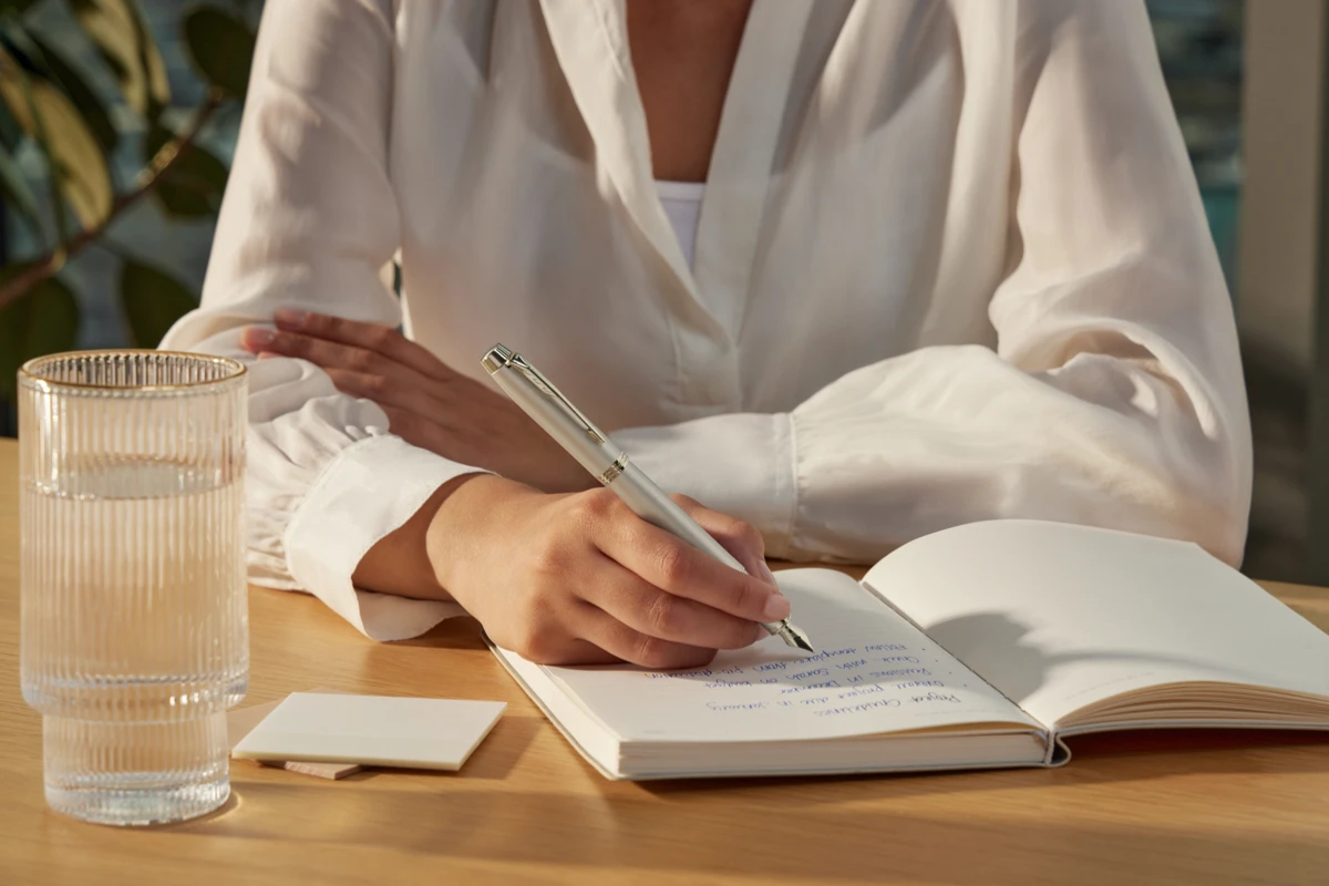 Parker® Parker IM Monochrome Champagne Vulpen 4 Parker® Parker IM Monochrome Champagne Vulpen - Afbeelding 4